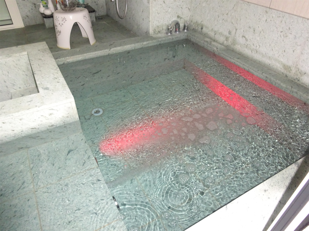 8W壁面埋込照明RGB　お風呂　浴槽　浴室　導入写真①